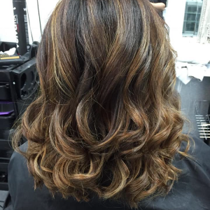 highlighted-wavy-hair